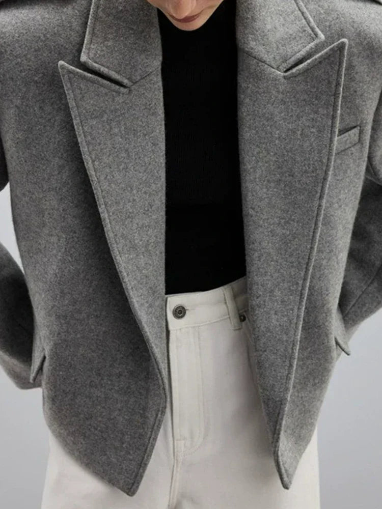 Manteau femme en laine mélangée à revers en pointe et pattes d'épaule