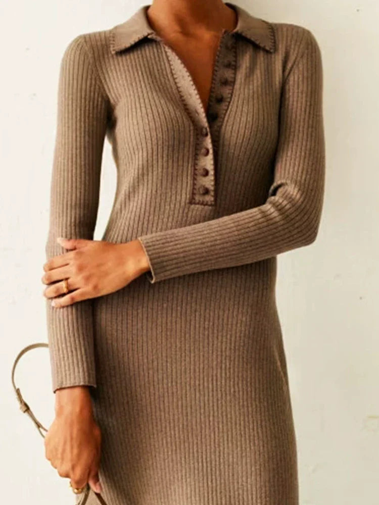 Robe moulante à col et fente