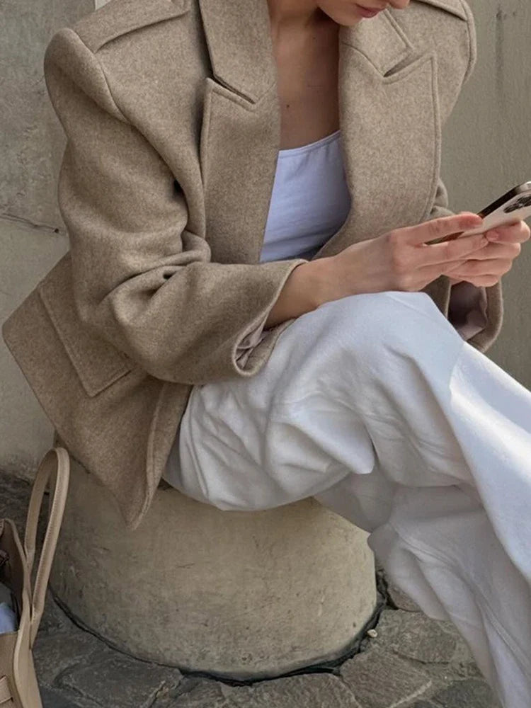 Manteau femme en laine mélangée à revers en pointe et pattes d'épaule