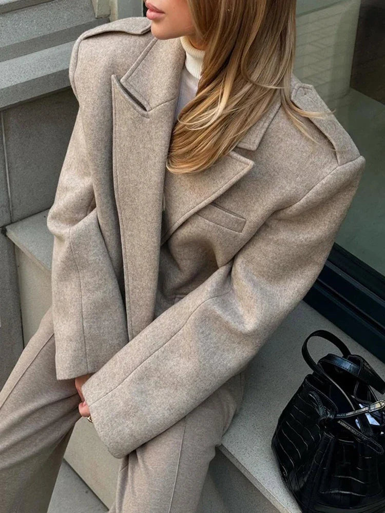 Manteau femme en laine mélangée à revers en pointe et pattes d'épaule