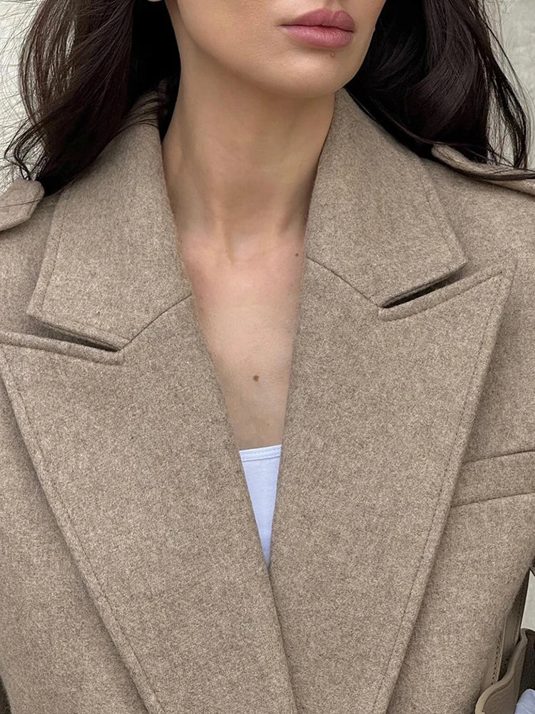 Manteau femme en laine mélangée à revers en pointe et pattes d'épaule