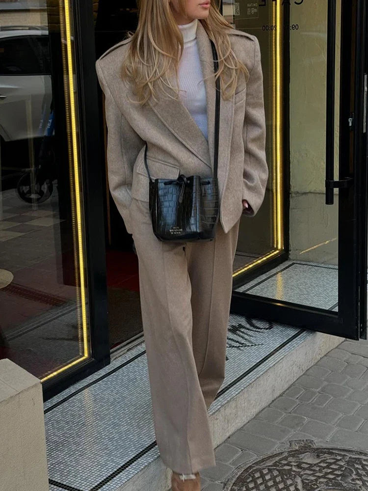 Manteau femme en laine mélangée à revers en pointe et pattes d'épaule