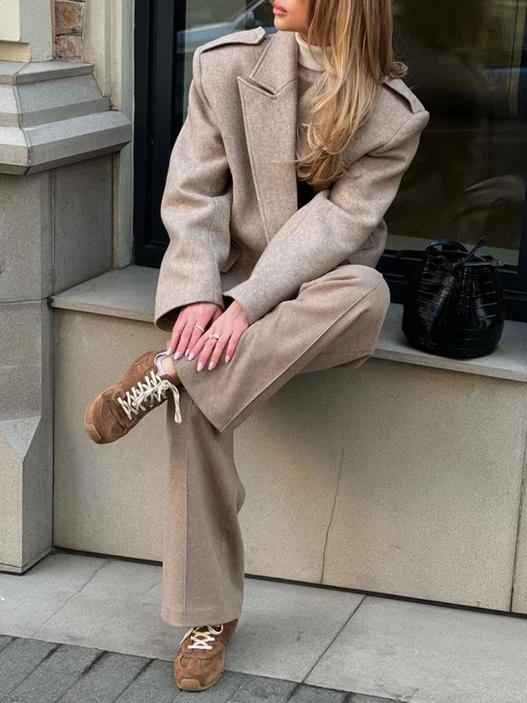 Manteau femme en laine mélangée à revers en pointe et pattes d'épaule