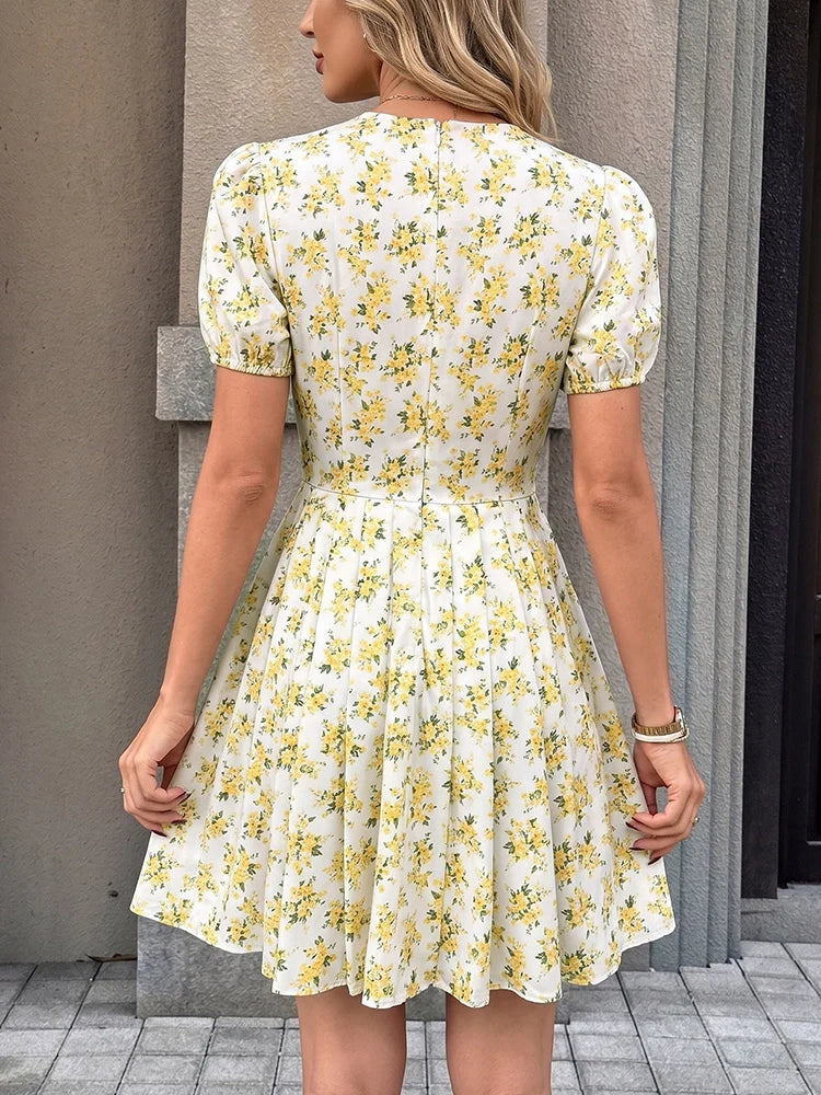 Robe courte fleurie d’été