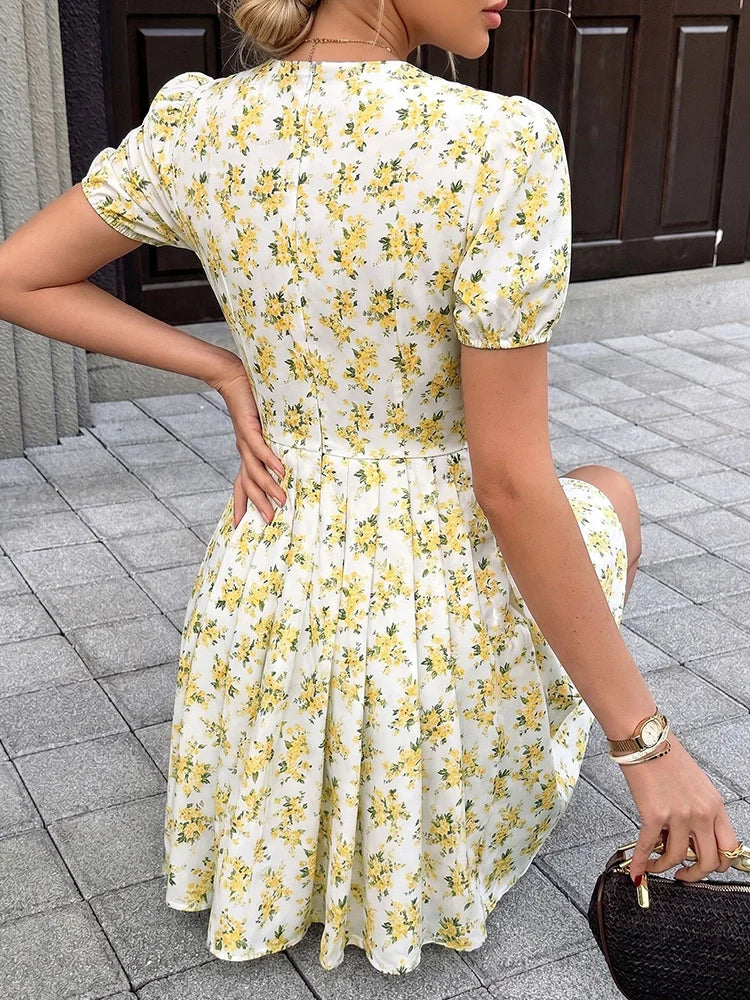 Robe courte fleurie d’été