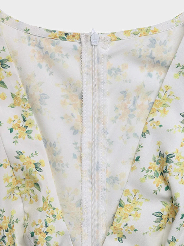 Robe courte fleurie d’été