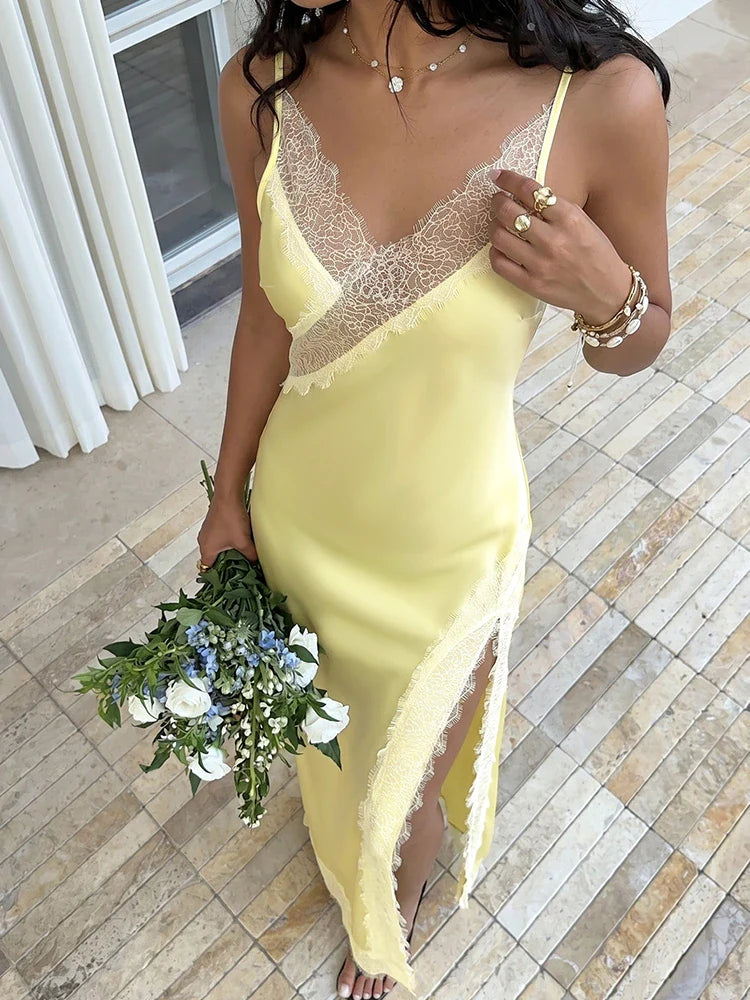 Robe longue en satin dos nu à bordure dentelle