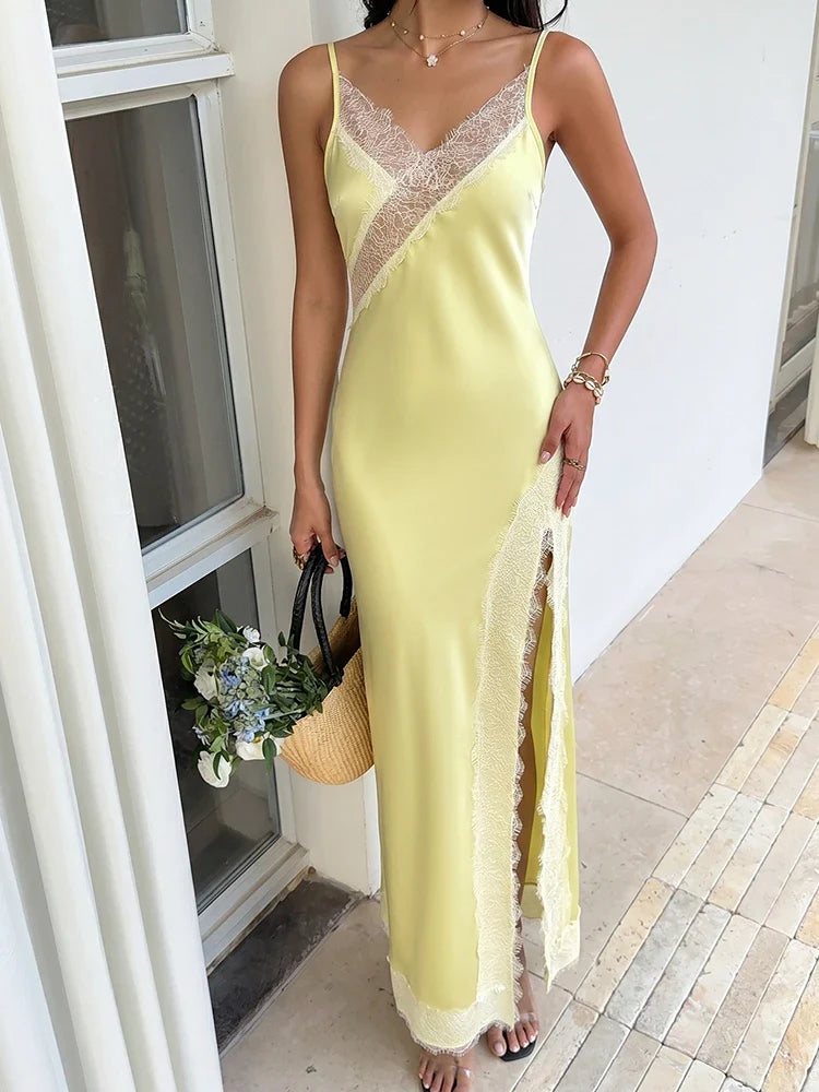 Robe longue en satin dos nu à bordure dentelle